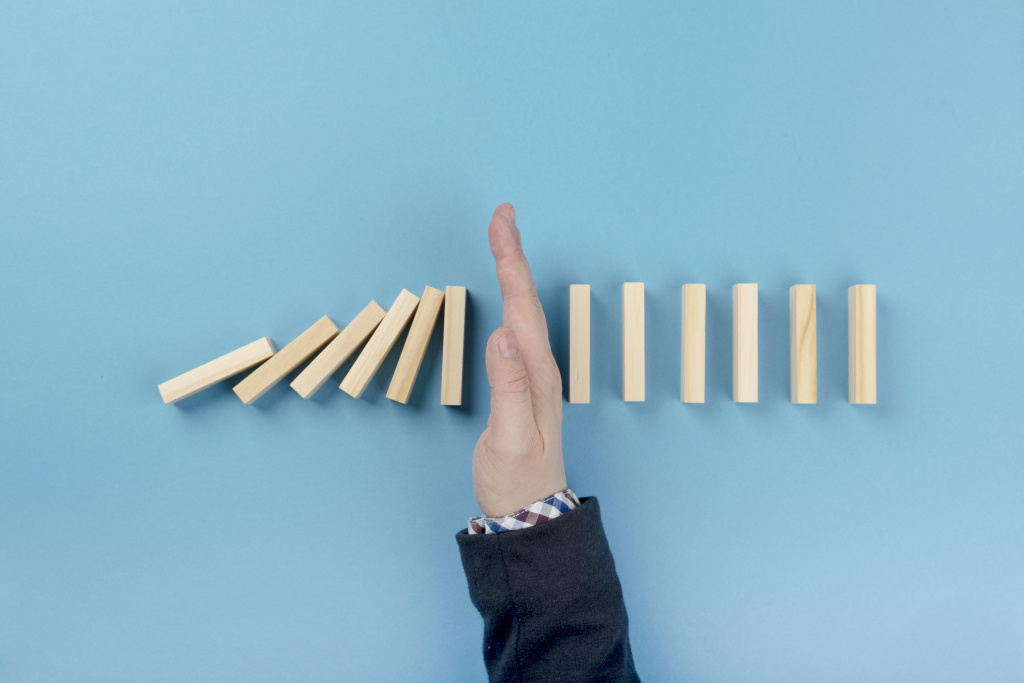pause-wooden-blocks-falling.jpg